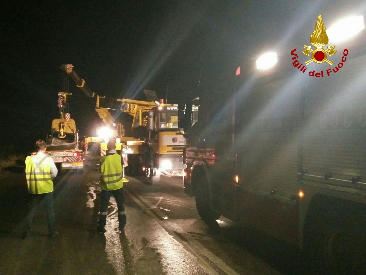SCENDE DALL'AUTO PER UN GUASTO E IL VEICOLO PRENDE FUOCO: PAURA IN A31